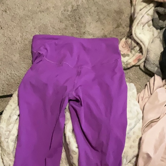 I i’m selling these Lululemon legging they are in color magenta Size 6 - Picture 3 of 4